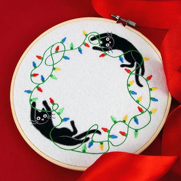 Christmas Lights Kitty Wreath - Image 2